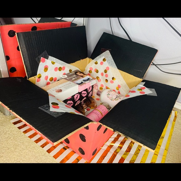 Mystery boxes that contain many Beautiful products - Picture 5 of 5